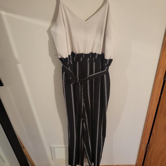 Express Jumpsuit with belt - Picture 1 of 7